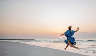 anliegen_frauammeerjpg frau mach luftsprünge am meer