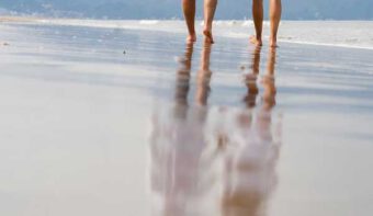 anliegen_paar_meer Paar am Meer mit Spiegelung