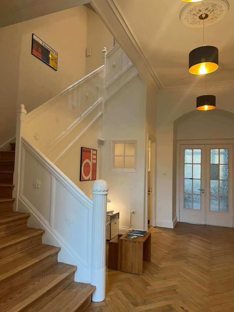 Treppenhaus_totale Treppenhaus zur Praxis